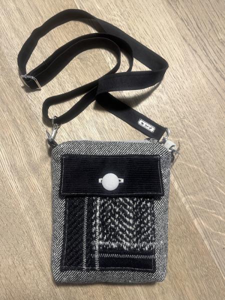 "Flickenwerk I mit Tasche" - SCHWARZ-CREME